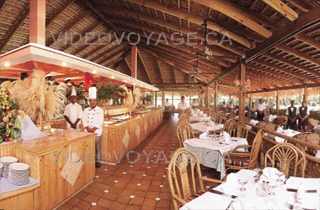 Republique Dominicaine Punta Cana Grand Palladium Punta Cana Res Le restaurant La Uva est de moyenne dimension contrairement aux restaurants du Complexe Fiesta qui sont eux très vastes.