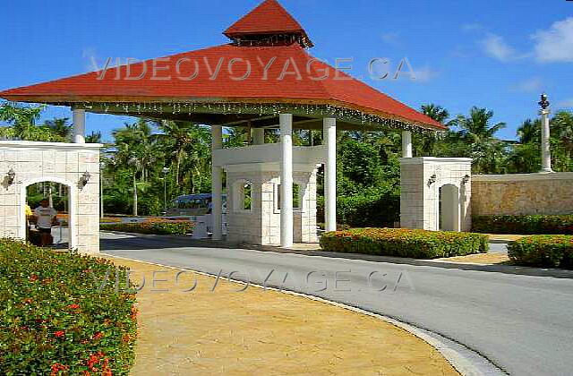 Republique Dominicaine Punta Cana Grand Palladium Punta Cana Res El guardia en el lugar de entrada.
