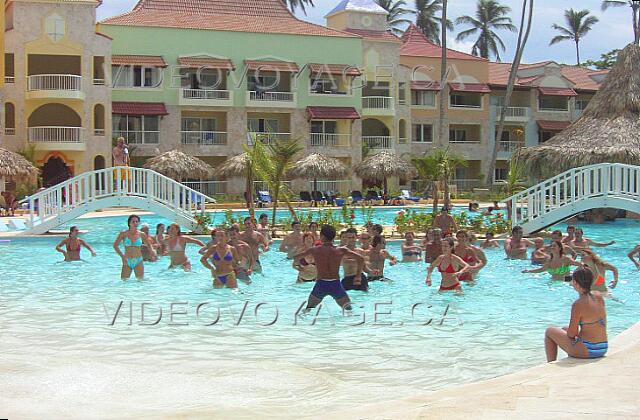 Republique Dominicaine Punta Cana Grand Palladium Palace Resort Une animatin d'Aquagym fort populaire dans la piscine du Royal Suites.
