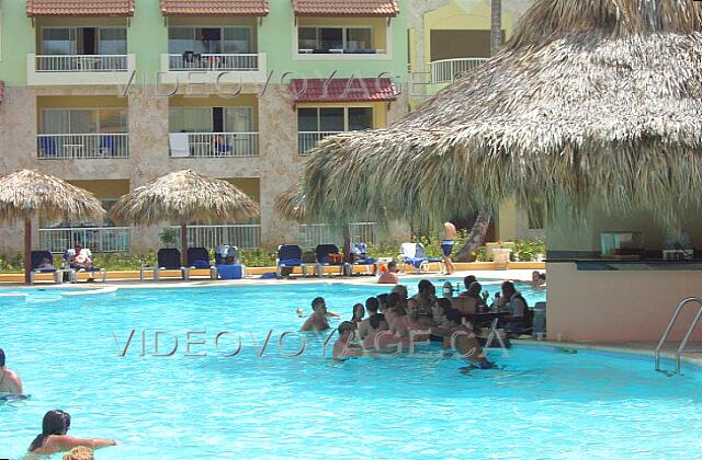 Republique Dominicaine Punta Cana Grand Palladium Palace Resort El bar en la Suite Real de la piscina es muy popular. Con varios asientos directamente en la piscina y un techo para protegerse del sol, se ve muy atractivo.