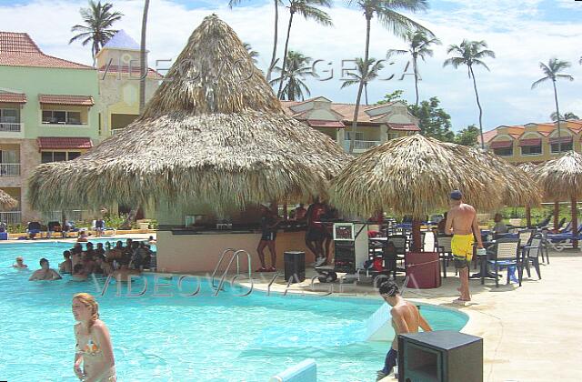 Republique Dominicaine Punta Cana Grand Palladium Palace Resort Le bar de la piscine du Royal suite possède une terrasse avec parasols.