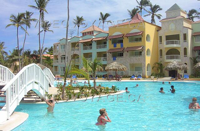 Republique Dominicaine Punta Cana Grand Palladium Palace Resort Les chambres sont près de la piscine qui se trouve au millieu du site Fiesta Royal Suites.