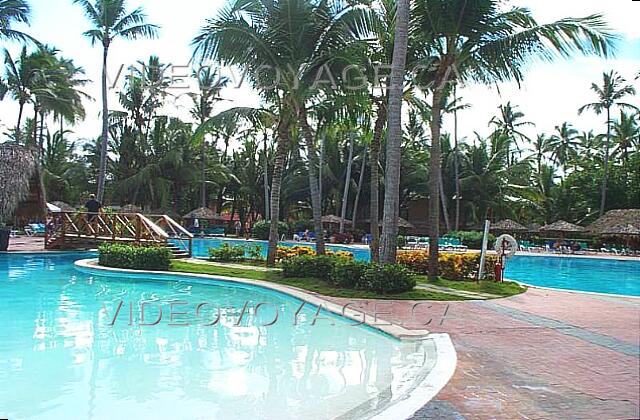 Republique Dominicaine Punta Cana Grand Palladium Palace Resort Une descente à pente faible pour entrer dans la piscine. Une grande piscine