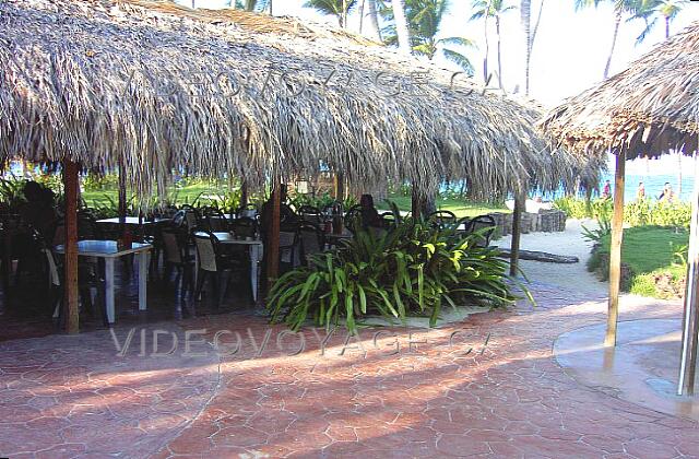 Republique Dominicaine Punta Cana Grand Palladium Bavaro Resort La petite terrasse du bar Arrecife. Il se trouve près de la plage.