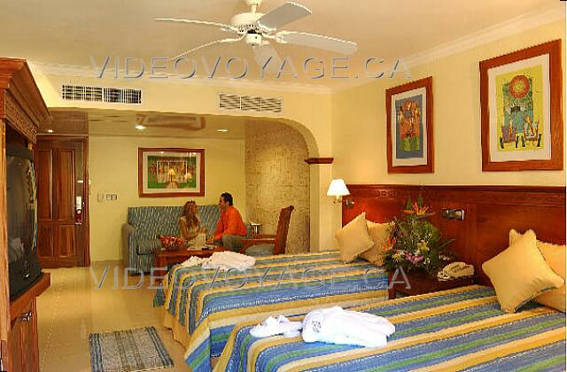 Republique Dominicaine Punta Cana Grand Palladium Bavaro Resort La suite cuenta con una pequeña sala de estar. Un hermoso gabinete de madera para el televisor.