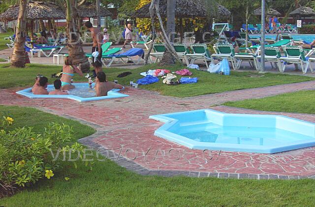 Republique Dominicaine Punta Cana Grand Palladium Bavaro Resort Deux petits Jacuzzi près de la piscine semblent populaire.