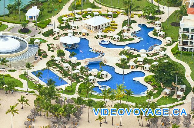 Mexique Punta Cana Grand Hotel Bavaro  Trois piscines et deux jacuzzi, une des piscines pour l'animation. De nombreux palapas, chaises longues et matelas autour de la piscine.