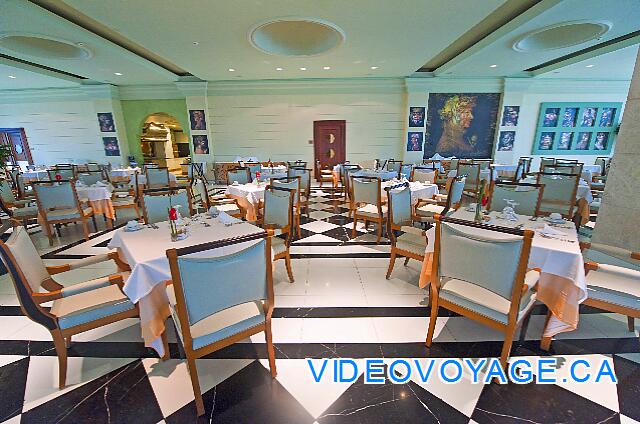 Mexique Punta Cana Grand Hotel Bavaro  Un restaurant climatisé de moyenne dimension.