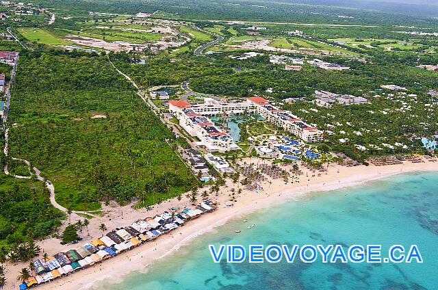 Mexique Punta Cana Grand Hotel Bavaro  Une vue aérienne de l'hôtel situé directement sur la plage Arenas Gordas, à moins de 30 minutes de l'aéroport.  A l'arrière plan, un terrain de golf.