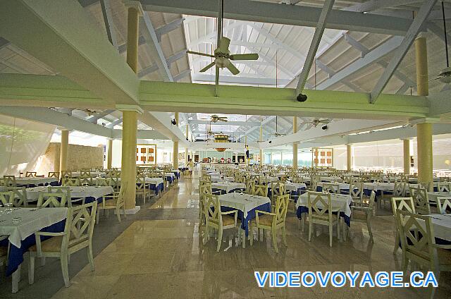 République Dominicaine Punta Cana Iberostar Dominicana/Punta Cana Le restaurant buffet Higüey, une salle à manger de grande dimension à aire ouverte.