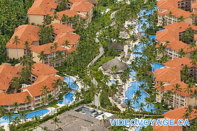 République Dominicaine Punta Cana Majestic Elegance Nous pouvons diviser en trois sections les piscines de l'hôtel Majestic Elegance, la piscine principale en haut à droite, la piscine Club du coté Sud à gauche et la piscine Club du coté Nord à droite.