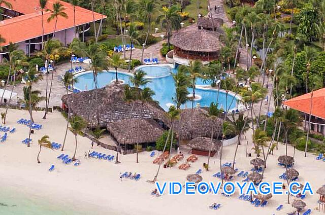Republique Dominicaine Punta Cana Natura  Park Une vue aérienne de la piscine assez près de la plage.  Une piscine de moyenne dimension.