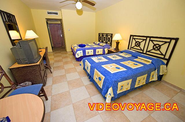 Republique Dominicaine Punta Cana Barcelo Dominican Avec deux lits double, beaucoup d'espace entre les lits.