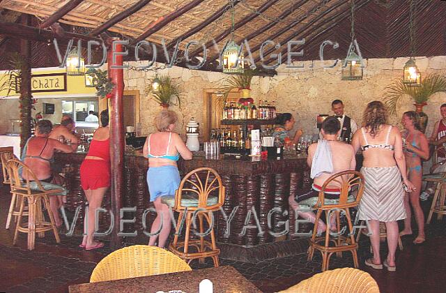 Republique Dominicaine Punta Cana Riu Naiboa Étant le seul bar, les clients de l'hôtel font connaissance plus facilement.