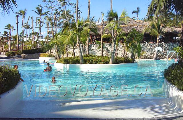 Republique Dominicaine Punta Cana Riu Naiboa La piscine du RIU Naiboa est de dimension moyenne. Ici, une entrée avec faible pente dans la piscine.