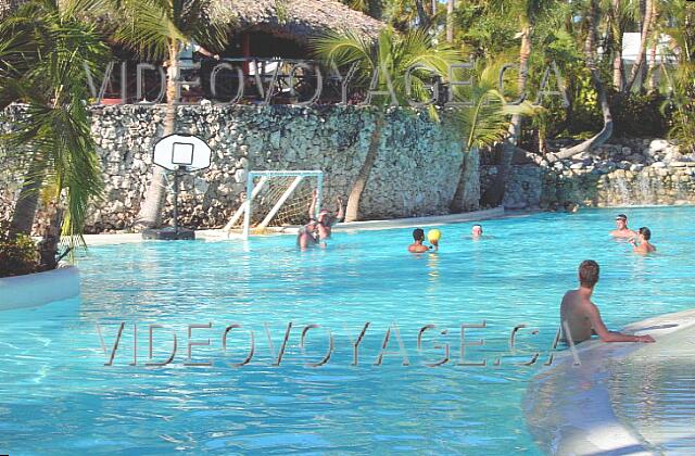 Republique Dominicaine Punta Cana Riu Naiboa La portion centrale de la piscine est utilisé pour les activités sportives. Au fond, un mur, en haut du mur un restaurant bar.