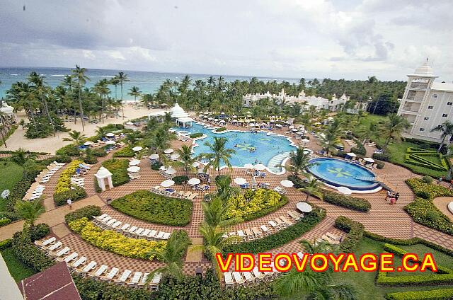 Republique Dominicaine Punta Cana Riu Palace Punta Cana Une piscine de moyenne dimension et une petit piscine.  Une grande terrasse autour des piscines.