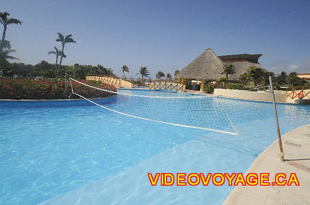 Mexique Riviera Maya Bahia Principe Tulum Un filet de volleyball dans la piscine principale à l'hôtel Tulum.
