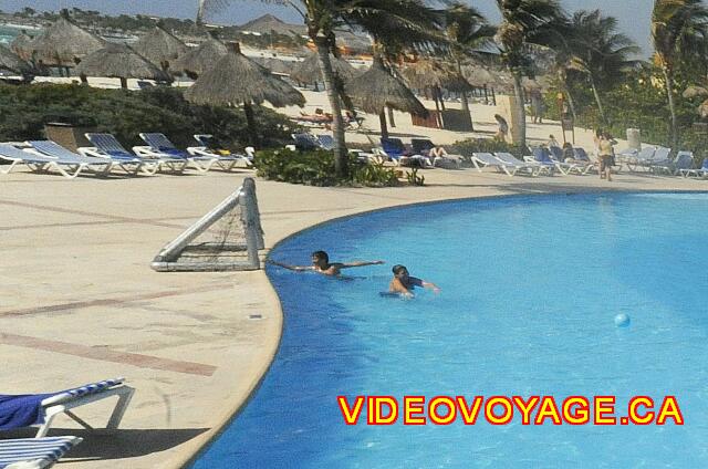 Mexique Riviera Maya Bahia Principe Tulum Des filets de waterpolo dans la piscine principale de l'hôtel Tulum.