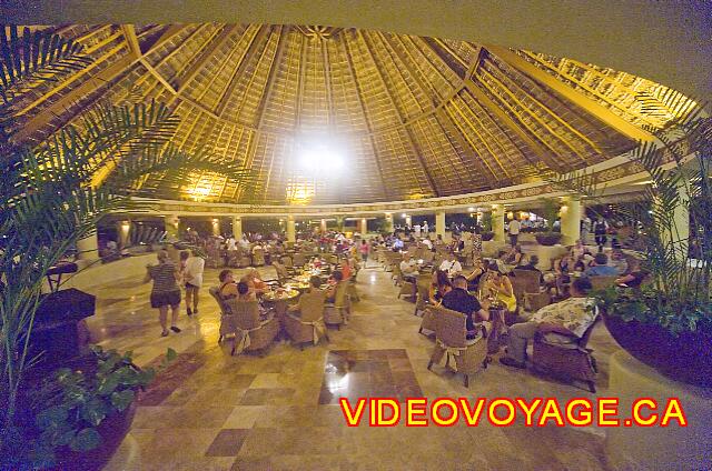 Mexique Riviera Maya Bahia Principe Tulum Un bar assez vaste situé entre le Lobby et l'amphithéâtre.