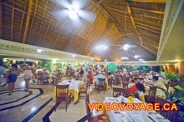 Mexique Riviera Maya Bahia Principe Tulum El restaurante de buffet en la sección de Tulum es enorme.