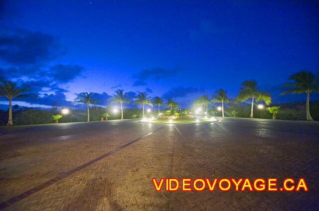 Mexique Riviera Maya Bahia Principe Tulum Le chemin devant l'hôtel au coucher du soleil.
