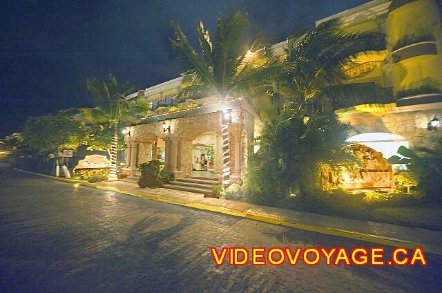Mexico Playa del Carmen Gran Porto Real La fachada del hotel en la noche ..