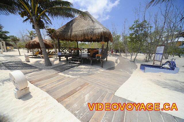 mexique Playa Paraiso paraiso del mar Un trottoir de bois permet les déplacements sur la plage ne chaise roulante.