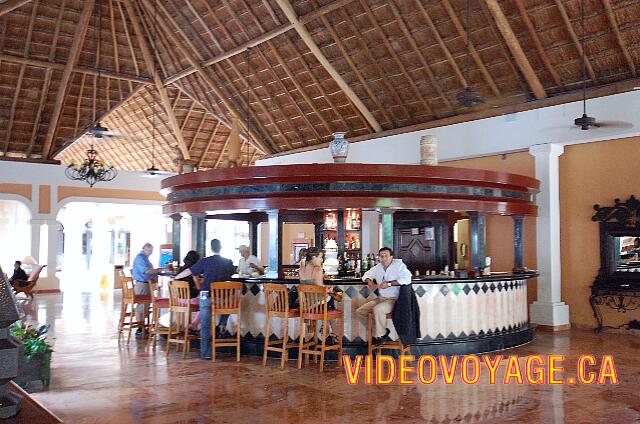Mexique Puerto Morelos Sapphire Riviera Cancun Le bar avec quelques chaises directement au comptoir du bar.