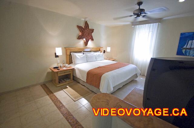 Mexique Playa del Carmen Reef Playacar Une chambre standard assez grande, avec un éclairage qui mets en valeur le lit.