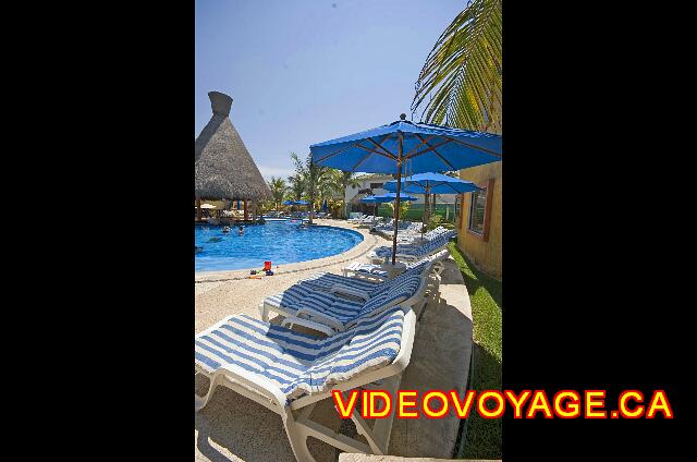 Mexique Playa del Carmen Reef Playacar Plusieurs chaises longues avec des coussins et des parasols.