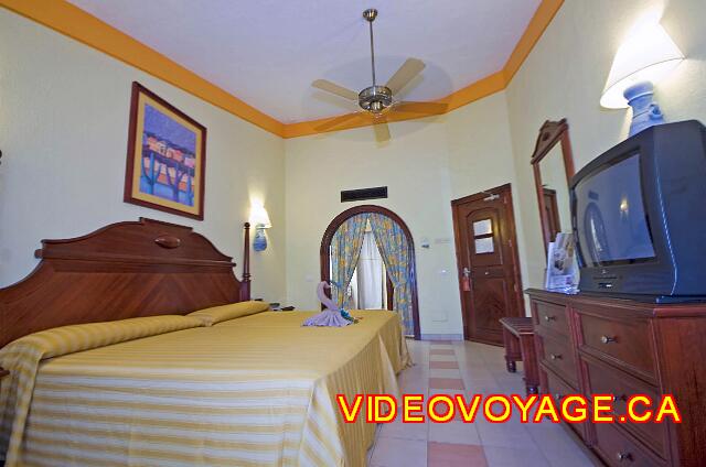 Mexique Playa del Carmen Riu Yucatan Avec un meuble de rangement, téléviseur, mirroir et un meuble pour déposer les bagages.