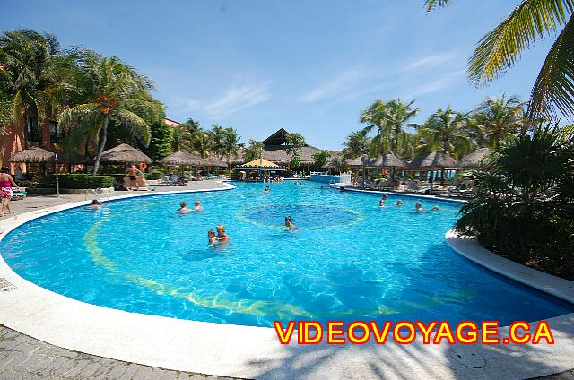 Mexique Playa del Carmen Riu Yucatan A l'extrémité un bar.  Quelques parasols et chaises longues du coté gauche de la piscine.  D'une profondeur de 1 à 1.35 mètre.