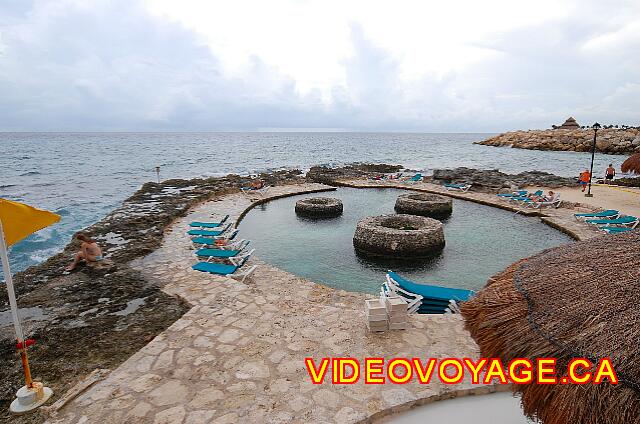 Mexique Riviera Maya Grand Flamenco Xcaret Avec une terrasse autour de la piscine.