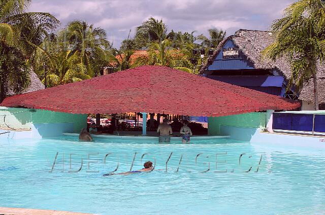 Cuba Santa Lucia Club Amigo Caracol Le bar de la piscine.