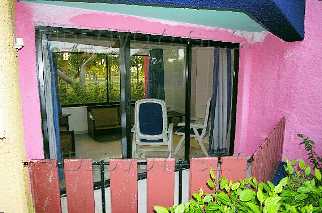 Cuba Santa Lucia Club Amigo Caracol Le petit salon avec un balcon ou une terrasse.