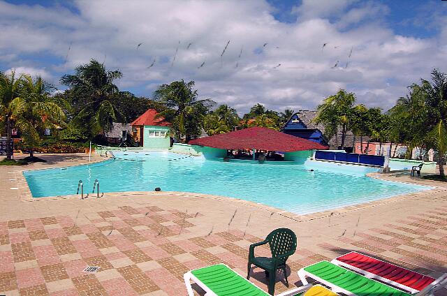 Cuba Santa Lucia Club Amigo Caracol La piscina es pequeña. Una gran terraza alrededor.