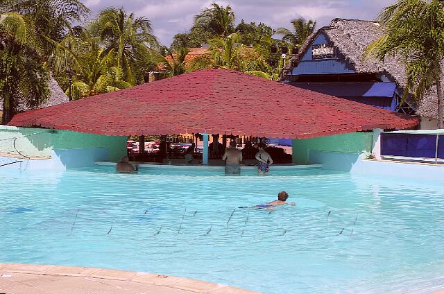 Cuba Santa Lucia Club Amigo Caracol Un bar dans la piscine.