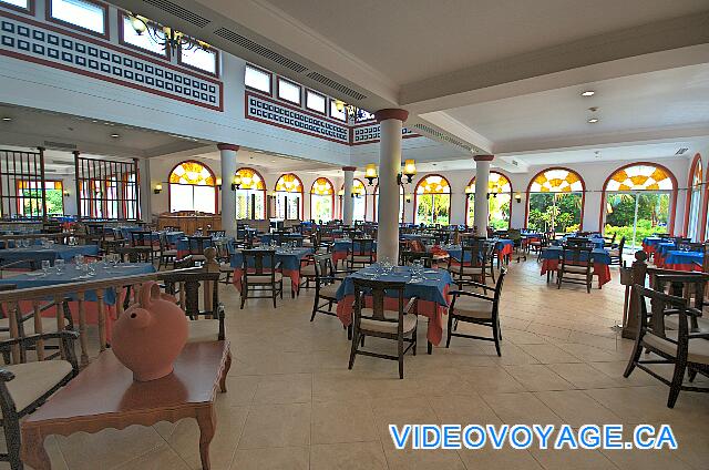 Cuba Cayo Santa Maria Memories Azul / Paraiso Une salle à manger de grande dimension, diviser en plusieurs sections.
