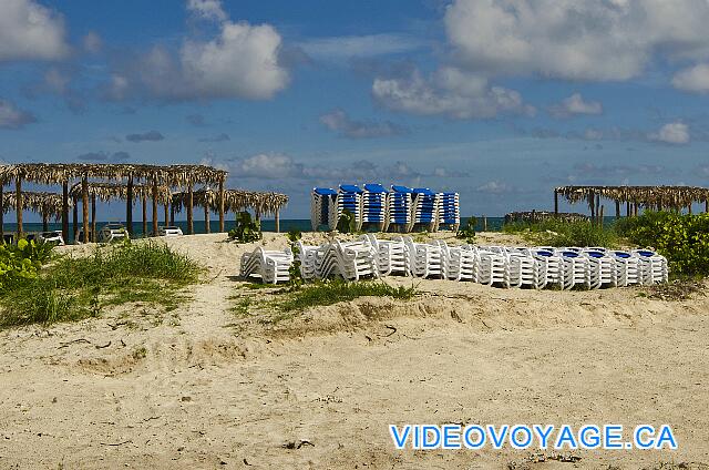 Cuba Cayo Santa Maria Playa Cayo Santa Maria Une grande quantité de chaise longue disponibles sur la plage.
