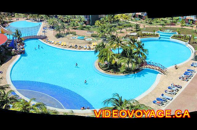Cuba Varadero Solymar The main pool is a beautiful large pool. The central part of the main pool. On the left the pool bar with a terrace. Top with two whirlpools center. Top left, a bridge separates the pool. The party left the bridge being shallow.