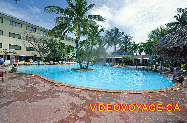 Cuba Varadero Hotel Club Tropical Una pequeña piscina en el centro del hotel.