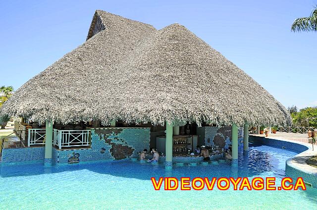Cuba Varadero Royalton Hicacos Resort And Spa The bar in the main pool.