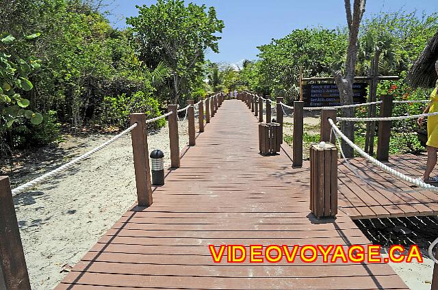 Cuba Varadero Royalton Hicacos Resort And Spa El camino hacia el sitio del centro para llegar a la playa y un restaurante en la playa.