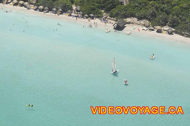 Cuba Varadero Iberostar Varadero Une vue aérienne de l'océan devant l'hôtel avec les différents sports nautiques disponibles: kayak, pédalot, catamaran,...