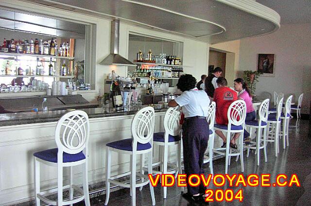 Cuba Varadero International El bar del vestíbulo es bastante extensa. Una pantalla gigante, varias mesas, una mesa de billar y una terraza. Este bar está abierto las 24 horas.