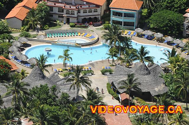 Cuba Varadero Hotel Club Kawama Main pool is of more recent design. A gentle slope down into the pool, in the pool beds, bridges that cross the pool, ...
