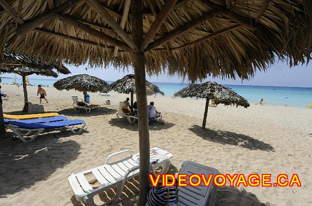 Cuba Varadero Hotel Club Kawama Many long chairs and palapas over a length of 350 meters in the first part and 400 meters in the second .. You can walk over 10 kilometers to the east and 3 km to the west.