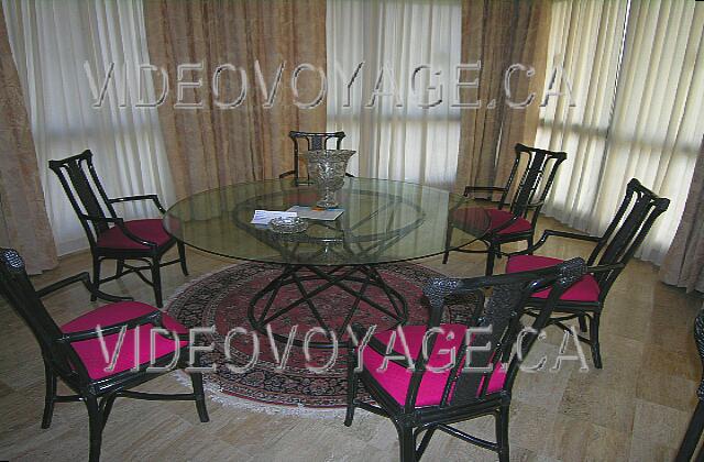 Cuba Varadero Las Americas La entrada a la suite estándar más grande. Una mesa redonda con azores ventanas.