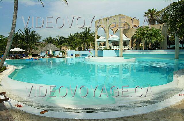 Cuba Varadero Las Americas La piscine principale de moyenne dimension du Las Americas. L'hôtel possède plusieurs piscines sur différents paliers en continue.